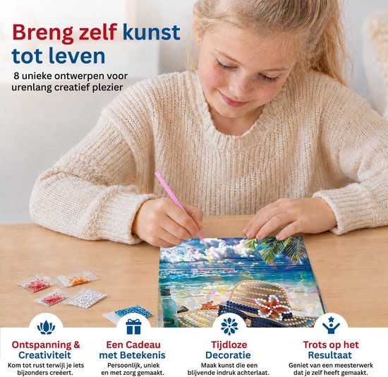 Een lachend meisje maakt een diamond painting van een strand met hoed, zonnebril en drankjes. Geeft ontspanning & creativiteit.