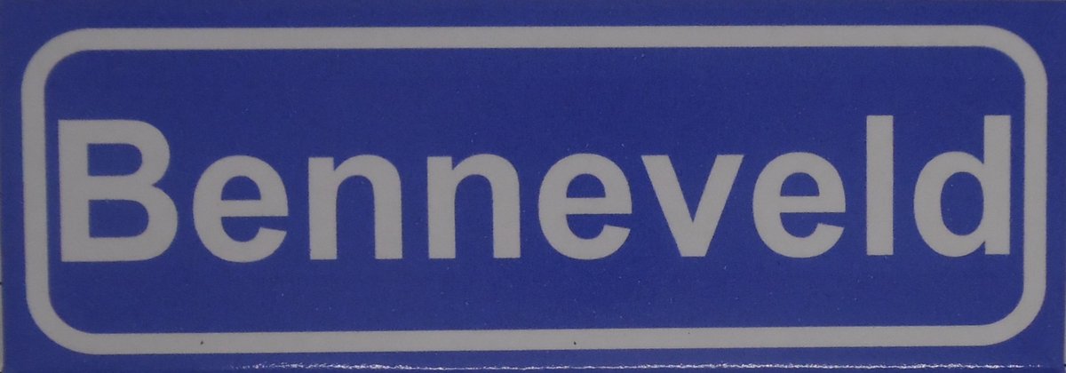 Souv© - koelkast magneet - plaatsnaam bord - kombord - souvenir - koelkastmagneetje - relatiegeschenk Benneveld