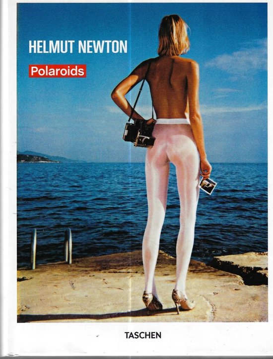 HELMUT NEWTON Polaroids, TASCHEN. Model met camera en polaroid, staand aan de waterkant.