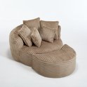 Beige corduroy fauteuil met hocker en kussens, op een witte achtergrond.