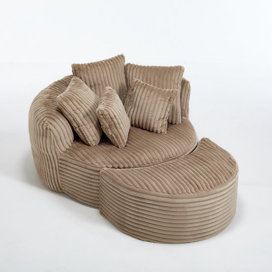 Beige corduroy fauteuil met hocker en kussens, op een witte achtergrond.