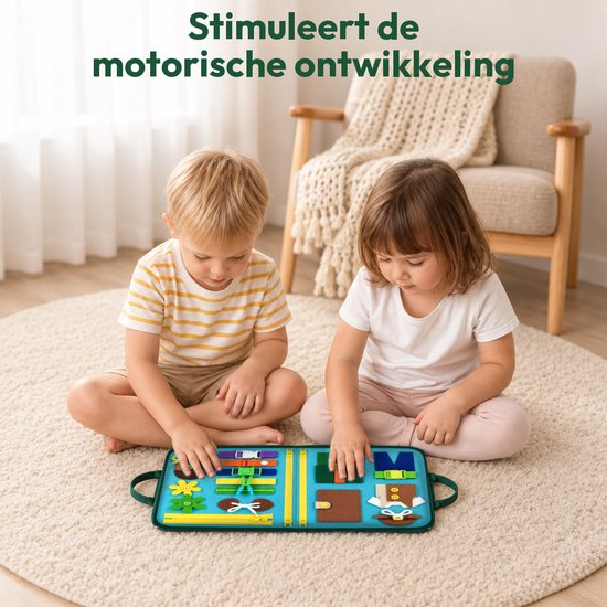 Jongen en meisje spelen samen op een tapijt met het Wiebelo busy board om de fijne motoriek te oefenen.