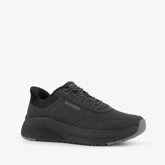 Zijzicht van een zwarte Skechers instapper met veters en suède detail.