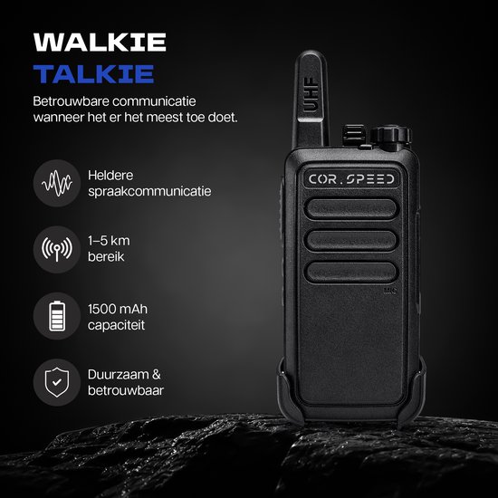 Zwarte Cor.Speed portofoon op een rots, met kenmerken zoals 1-5 km bereik en 1500 mAh batterijcapaciteit.
