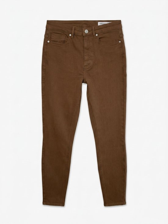 Een skinny jeans in de kleur bruin, recht van voren gefotografeerd.