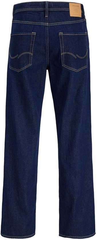 Achterkant van een donkerblauwe jeans met rechte pijpen en contraststiksels. Jack & Jones label op de tailleband.