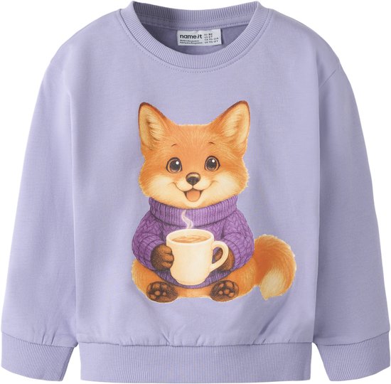 Sweat-shirt lilas avec imprimé d'un renard en pull tenant une boisson chaude.