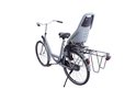 Zilveren transportfiets met zwarte dubbele fietstas op de bagagedrager en zilveren rekje.