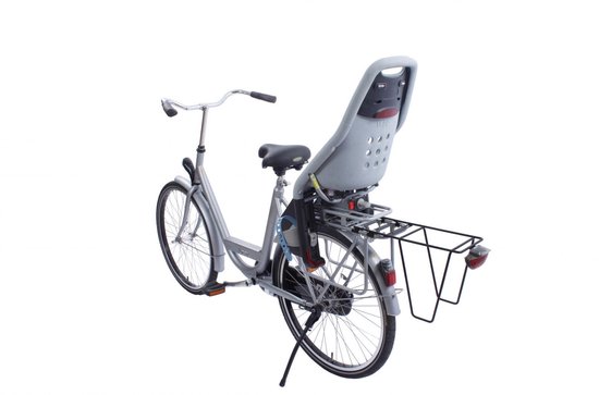 Zilveren transportfiets met zwarte dubbele fietstas op de bagagedrager en zilveren rekje.