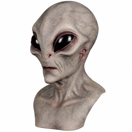 Gedetailleerd grijs latex alienmasker met zwarte ogen op een witte achtergrond.