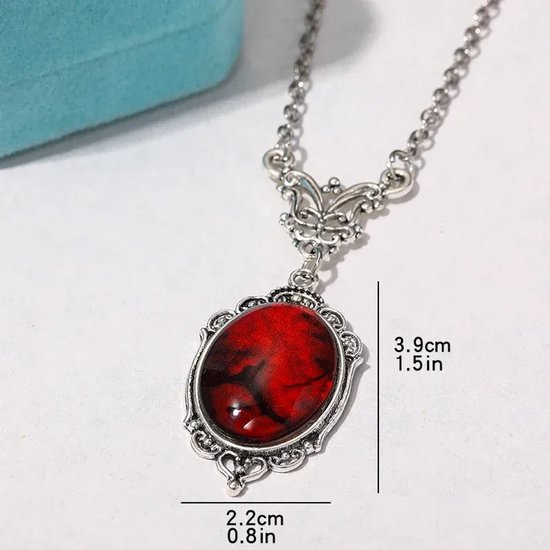 Zilverkleurige ketting met rode hanger van 3,9 cm bij 2,2 cm, inclusief afmetingen in cm en inches.