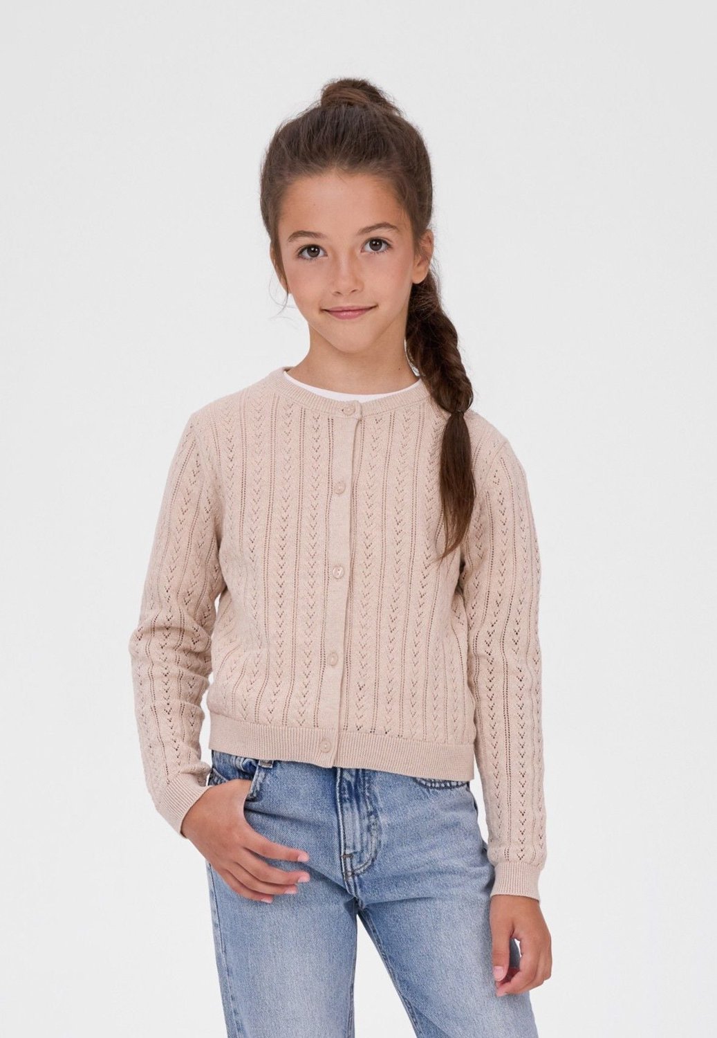 Minoti meisjes vest – gaatjesbreisel – ronde hals – beige