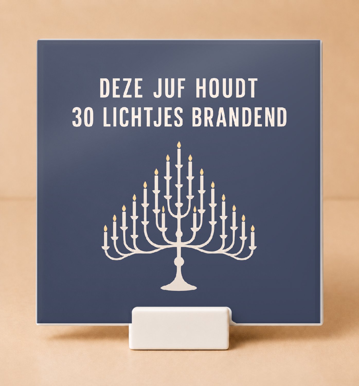 Bedruk King Stijlvolle Moderne Typografische Tegel 'Deze juf houdt 30 lichtjes brandend' – Inspirerende Wanddecoratie voor Leraren - 11 x 11 cm met houder Wit