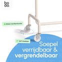 Close-up van de wieltjes van een crème kledingrek met remfunctie en 360 graden draaibaarheid.