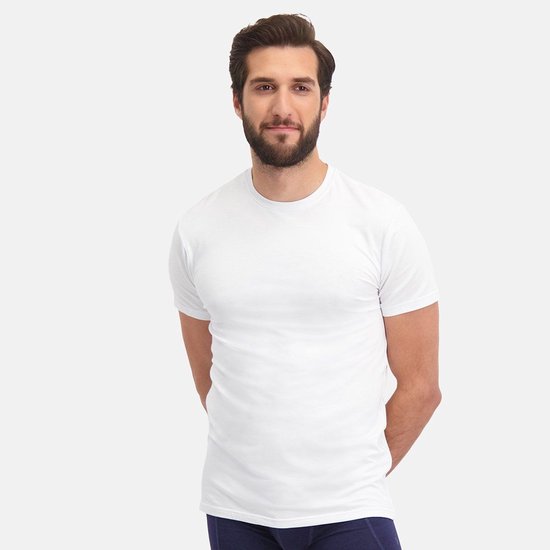 Man in een wit T-shirt met ronde hals, voorzijde.