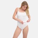Model draagt een wit hemdje en een witte naadloze slip van Bamboo Basics.