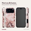 Roze marmeren telefoonhoesje getoond van voor- en zijkanten, met een zwarte binnenrand en camerauitsparing.