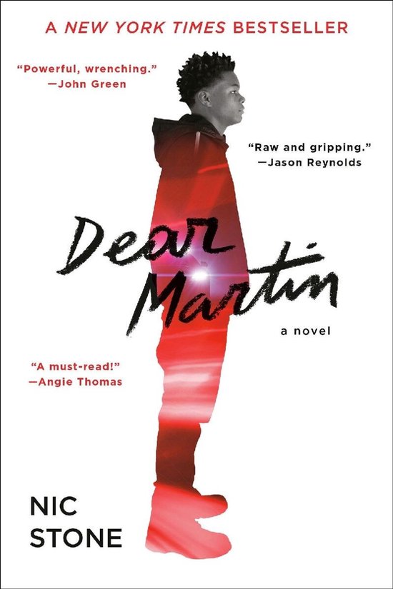 Boekomslag van Dear Martin met een zwart-wit profiel van een jongen tegen een rode lichtinval en citaten van recensenten.