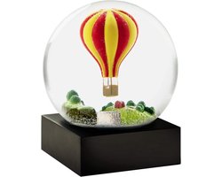 Sneeuwbol met een bontgekleurde luchtballon en een landschap