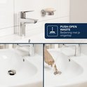 Chromen wastafelkraan met push-open waste die met een vingertop bediend kan worden.