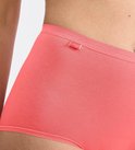 Koraalkleurige maxi-slip met kanten rand en Sloggi-label op de tailleband.