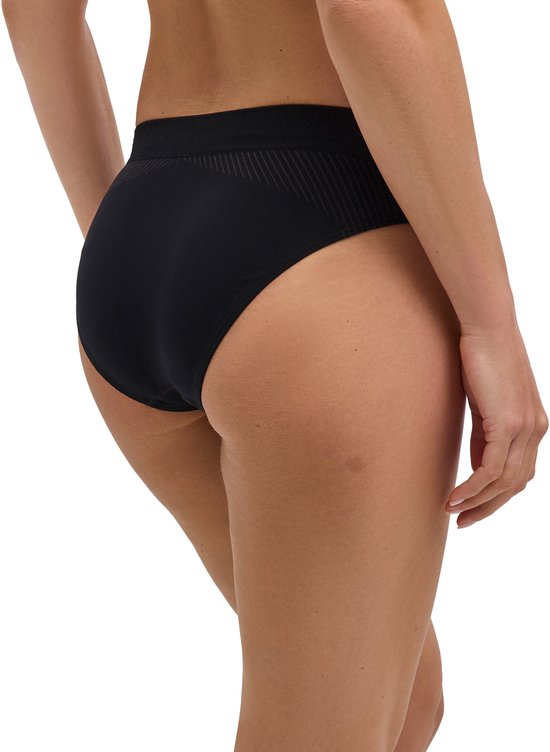 Zwarte naadloze sportonderbroek voor dames, gezien vanaf de achterkant, met gestructureerd taillebanddetail.