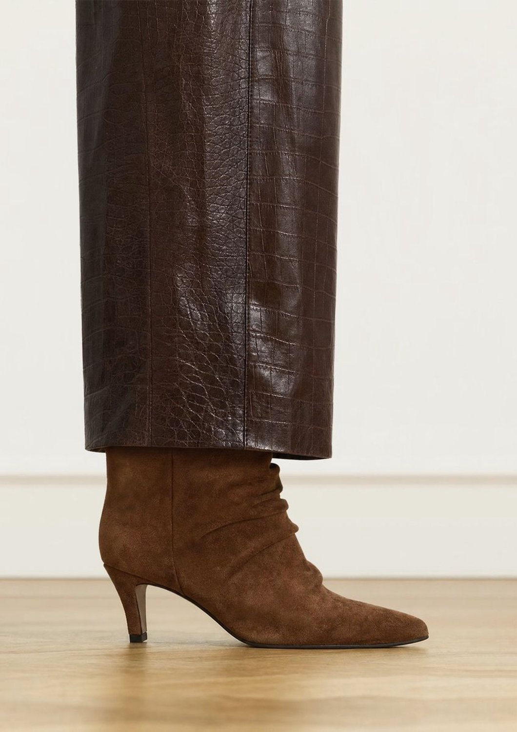 Manfield - Dames - Bruine suède slouchy enkellaarsjes - Maat 37