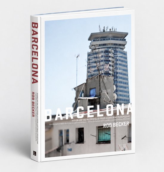 Boek 'Barcelona' van Rob Becker, met een gebouw met antennes en een blauw gestreepte gevel.