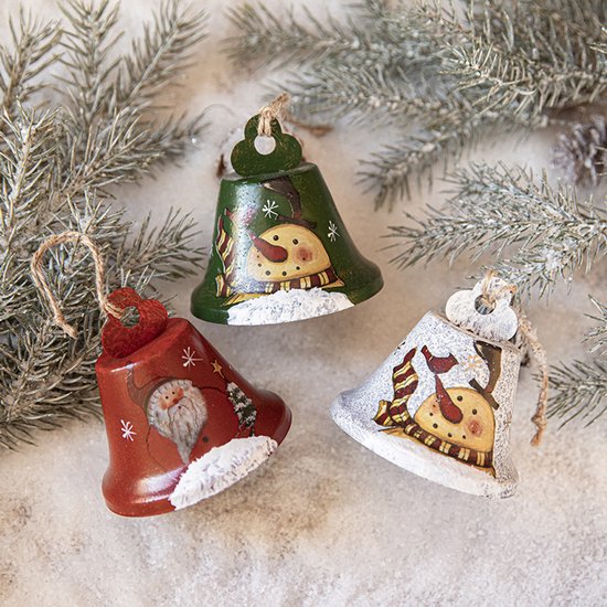 Trois cloches de Noël rustiques avec le Père Noël et des bonhommes de neige, décorées de touches rouges et vertes.