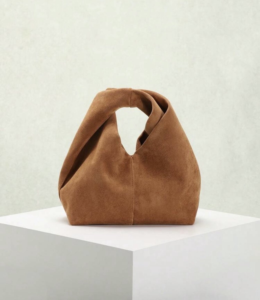 Handtas - beige tas - suede look tas - croissant tas - creme kleurige schoudertas - bowling tas - schoudertas met franjes - bag - sholder bag - handbag - handtas - tas - vanity tas - buideltas - statement tas -Baguette Schoudertas