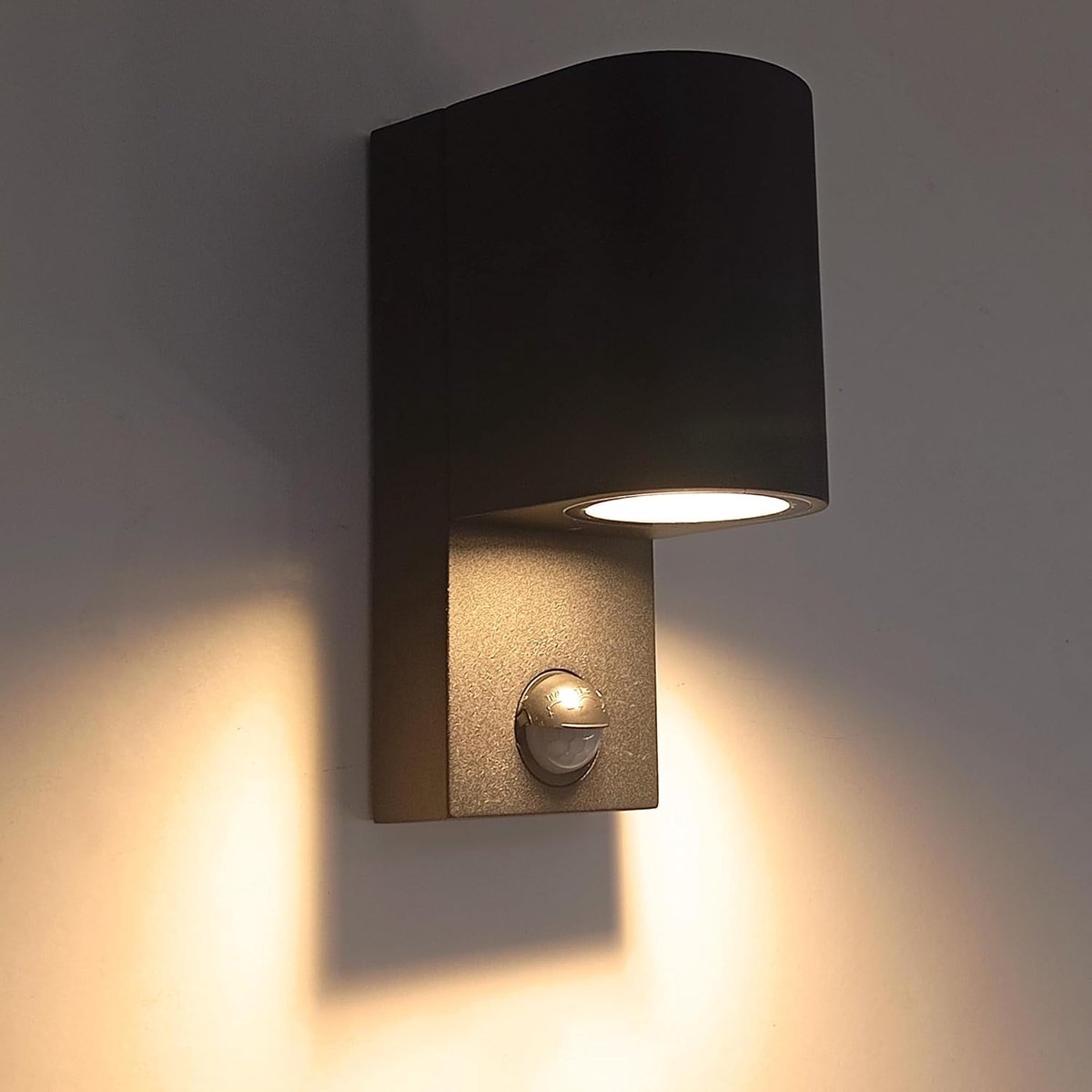 LED-buitenwandlamp met bewegingssensor, 5 W, 600 lm, zwart, IP65-waterdicht, wandlamp, PIR-aanwezigheidsmelder, lichtbron (warm licht 2700 K) [Energie-efficiëntieklasse F]