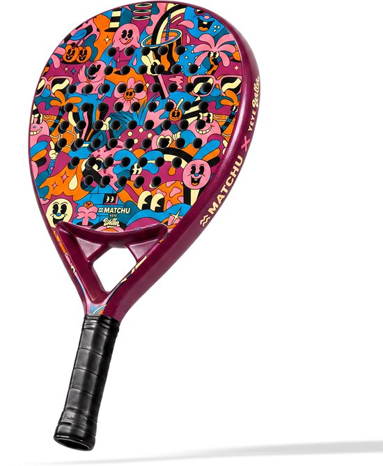 Padelracket met felgekleurd, cartoonachtig patroon. Het racket heeft felroze, oranje, blauwe en gele figuren en is druppelvormig met zwarte grip.