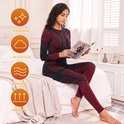 Vrouw in rood en zwart thermisch ondergoed, zittend op een bed, met iconen voor 'Clean Wear', 'All-Day Cozy', 'Smooth Fit' en 'Breath Fit'.