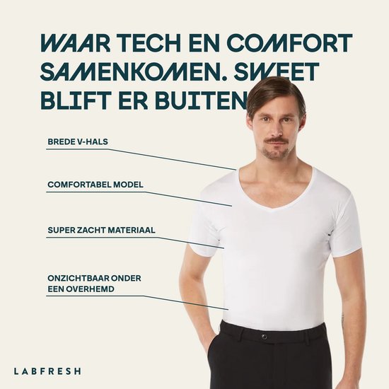 Man met witte V-hals T-shirt, met de tekst 'BREDE V-HALS', 'COMFORTABEL MODEL', 'SUPER ZACHT MATERIAAL', 'ONZICHTBAAR ONDER EEN OVERHEMD'.