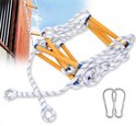 Een brandtrap met houten sporten, opgerold en met karabiners, naast een gebouw.