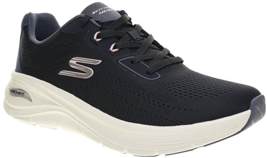 Donkerblauwe Skechers Arch Fit veterschoen met lichtroze details en een dikke, crèmekleurige dempende zool.