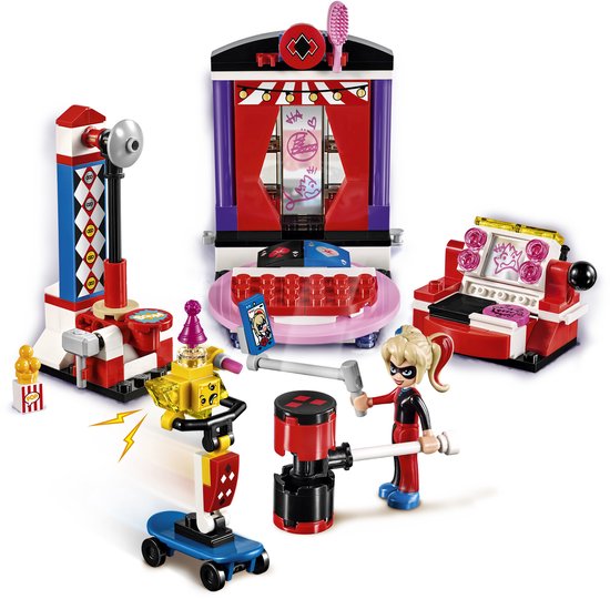 LEGO-onderdelen: Harley Quinn met hamer bij een spel en een podium.