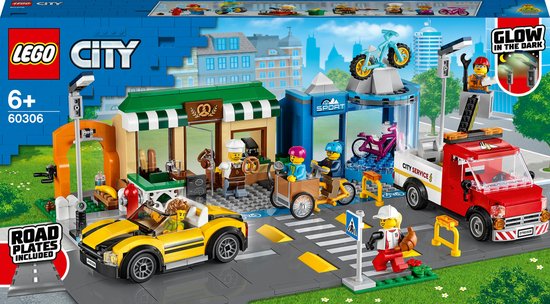 LEGO® City Winkelstraat 60306 bouwset; bevat LEGO wegplaten, een fietsenwinkel, bakkerij en park met fitnesstoestellen, plus een bakfiets, servicetruck, sportauto en 6 minifiguren (533 onderdelen)