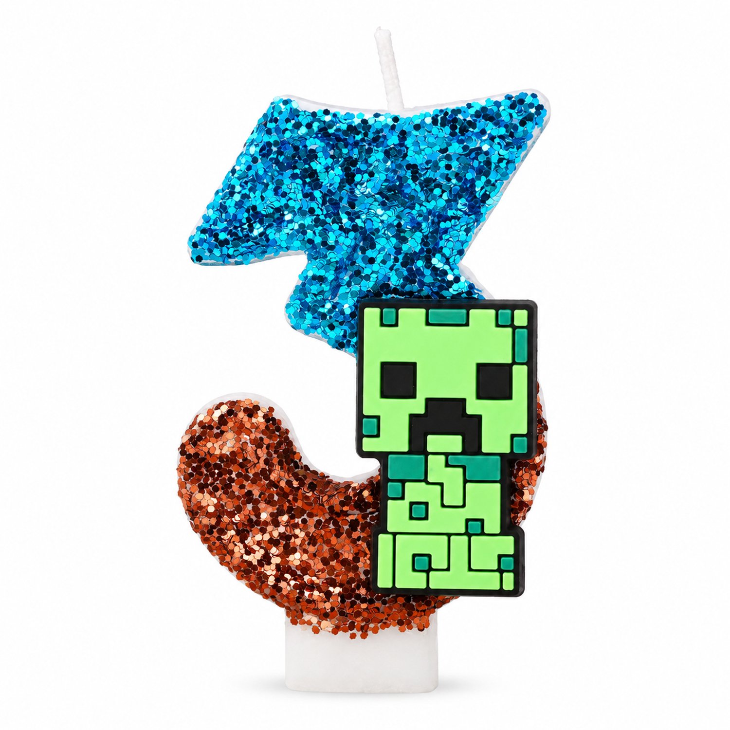 Verjaardagskaars cijfer 3 van paraffine met blauwe en bruine glitters en een groen pixelpersonage voor taartdecoratie