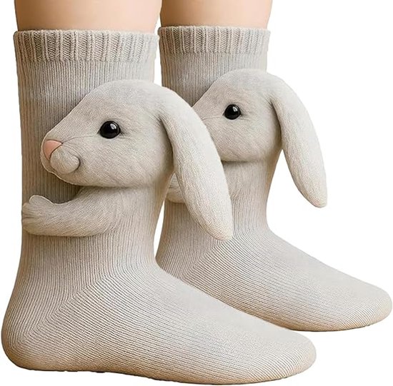 Grijze sokken met een 3D-knuffelkonijn dat de enkels omhelst.