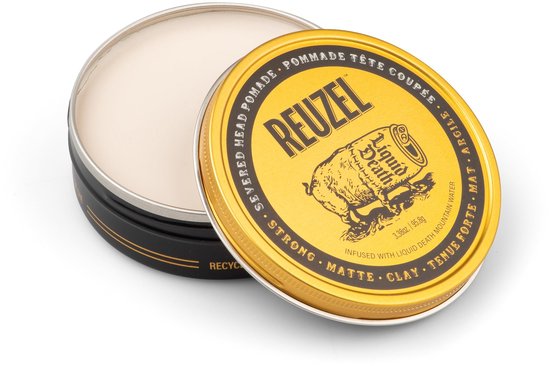 Geopend zwart Reuzel x Liquid Death blikje met matte klei-pommade en goudkleurig deksel.