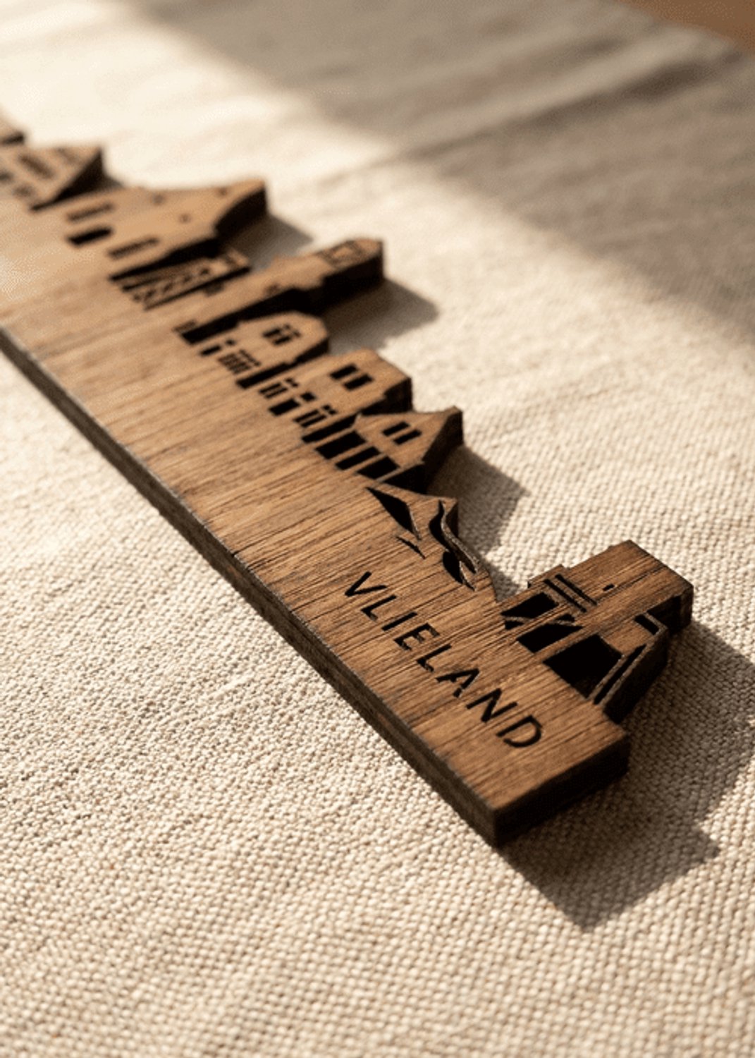 Houten Skyline Vlieland | Wanddecoratie voor aan de muur | Noten | 70 x 14 cm
