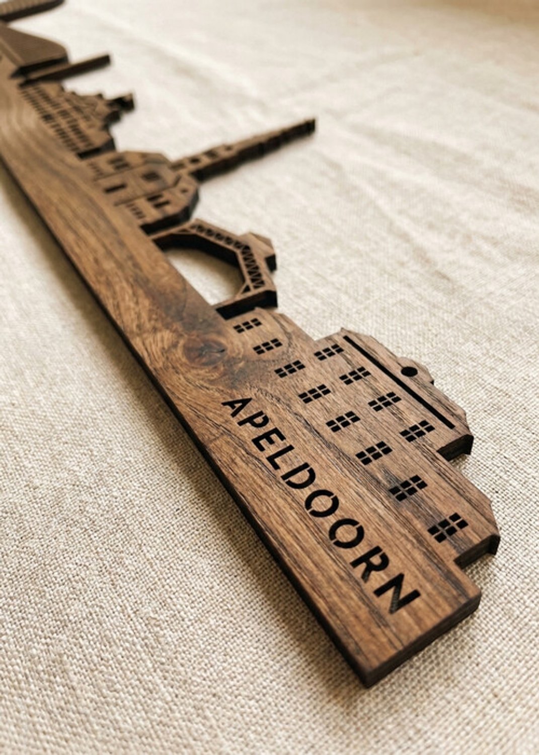 Houten Skyline Apeldoorn | Wanddecoratie voor aan de muur | Noten | 70 x 12 cm