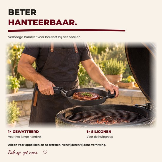 Persoon in schort houdt een gietijzeren pan boven een barbecue met gewatteerde handgreep en siliconen grip.