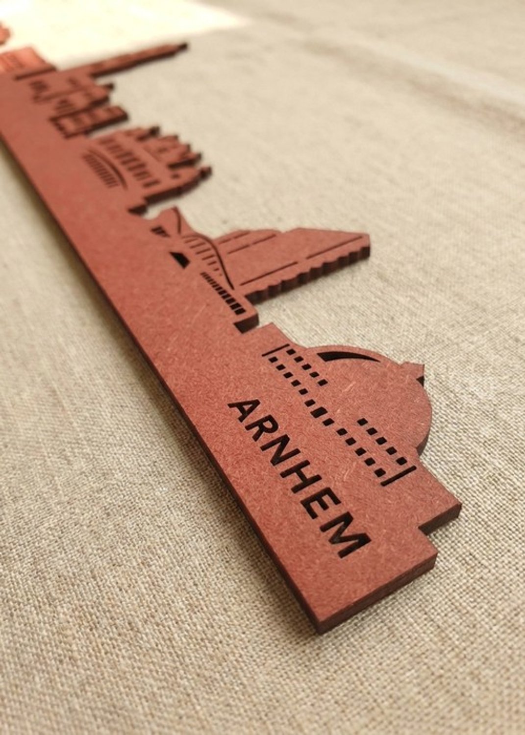 Houten Skyline Arnhem | Wanddecoratie voor aan de muur | Rood MDF | 100 x 17 cm