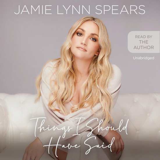 Jamie Lynn Spears met blond haar op een witte gecapitonneerde bank voor het luisterboek 'Things I Should Have Said'.