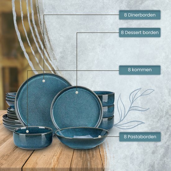 Set van 32 stuks blauw servies met labels: 8 dinerborden, 8 dessertborden, 8 kommen en 8 pastaborden.