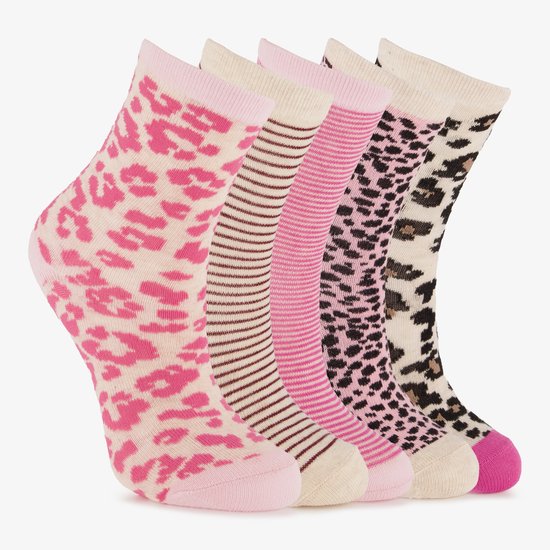 Vijf paar kindersokken in roze en beige tinten met dierenprint en strepen.