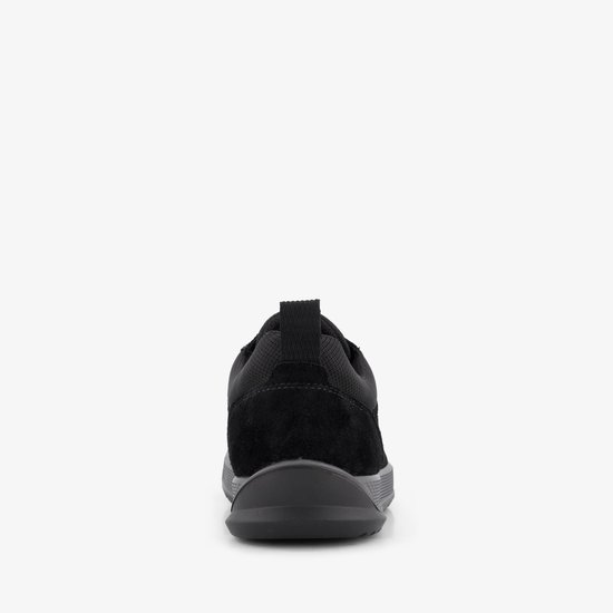 Achterkant van zwarte ECCO sneaker met suède hielstuk en treklipje.