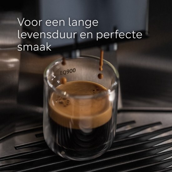 Vers gezette espresso in een glazen kopje met EQ900-logo. Tekst: Voor een lange levensduur en perfecte smaak.